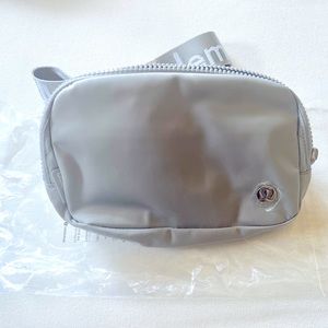 NWT Lululemon Everywhere Belt Bag 1L Silver Drop/White